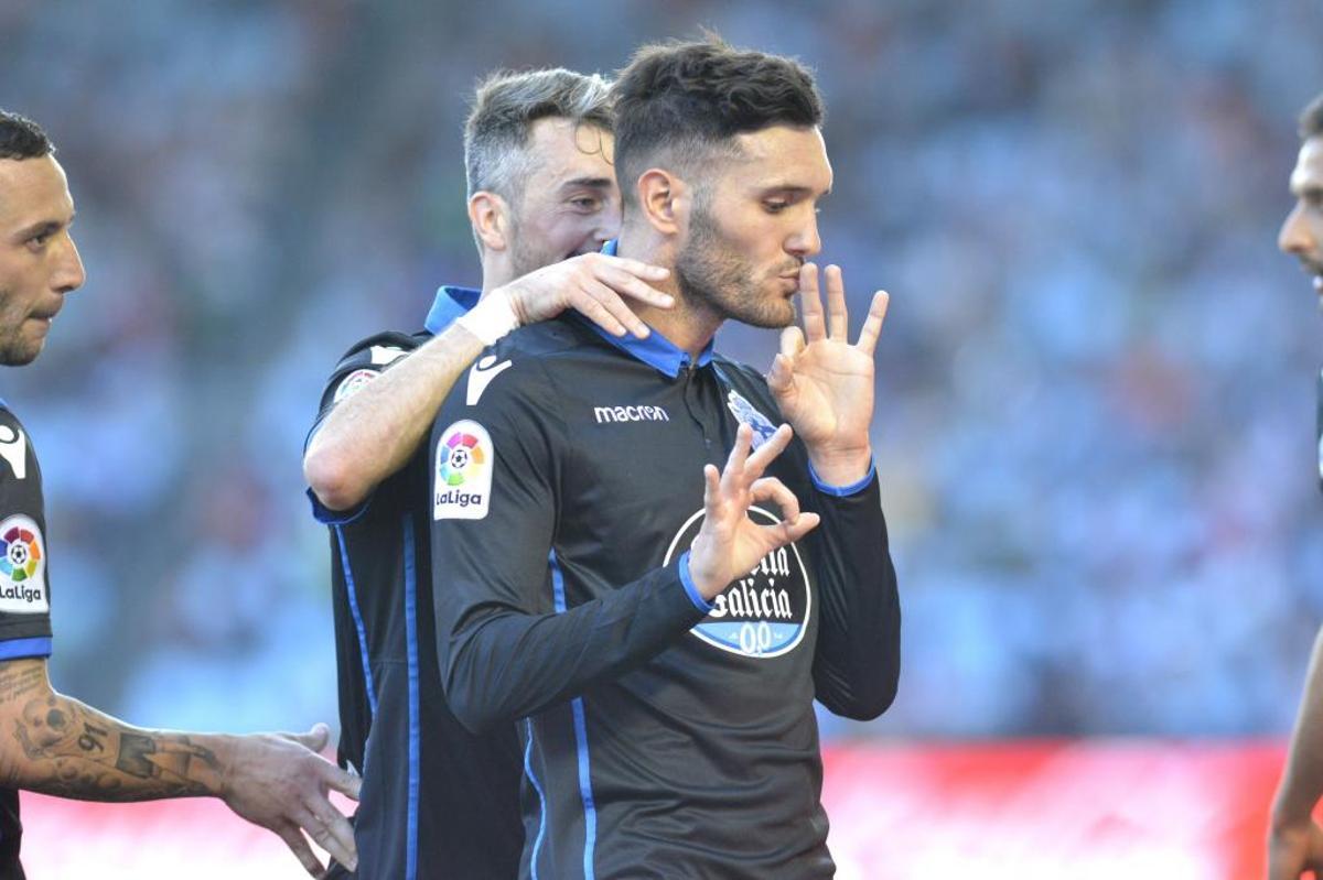 Lucas Pérez celebra un gol contra el Celta en el último derbi en Balaídos, en 2018.
