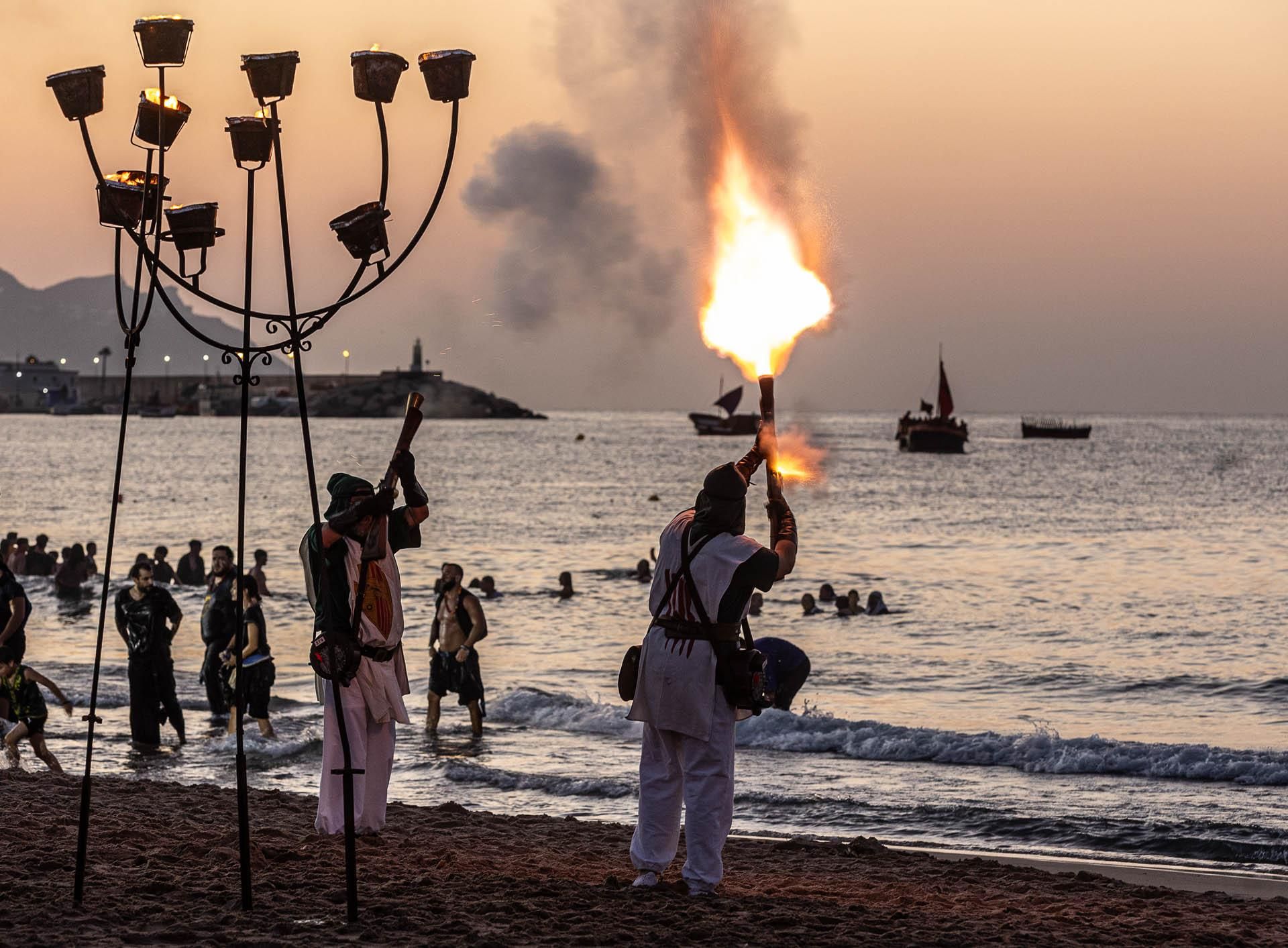 Las imágenes del Desembarco de los Moros y Cristianos de La Vila