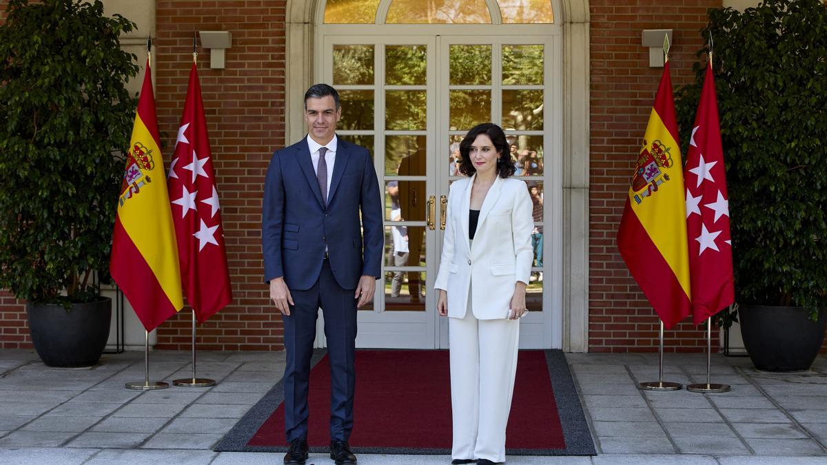 El presidente del Gobierno, Pedro Sánchez, recibe a la presidenta de la Comunidad de Madrid, Isabel Díaz Ayuso, en el Palacio de la Moncloa