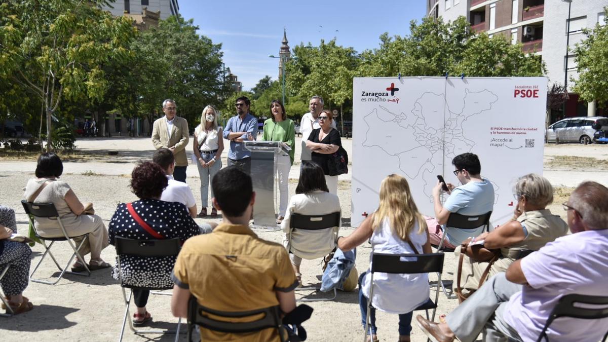 Lola Ranera, en el atril, haciendo balance de la campaña &quot;Zaragoza es mucho más&quot; en la explanada de la Estación del Norte.