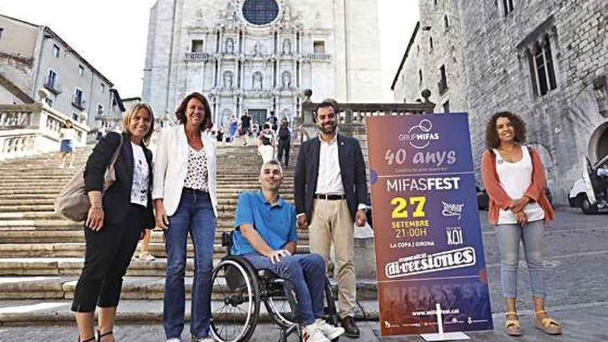 La presentació es va dur a terme a les escales de la Catedral.