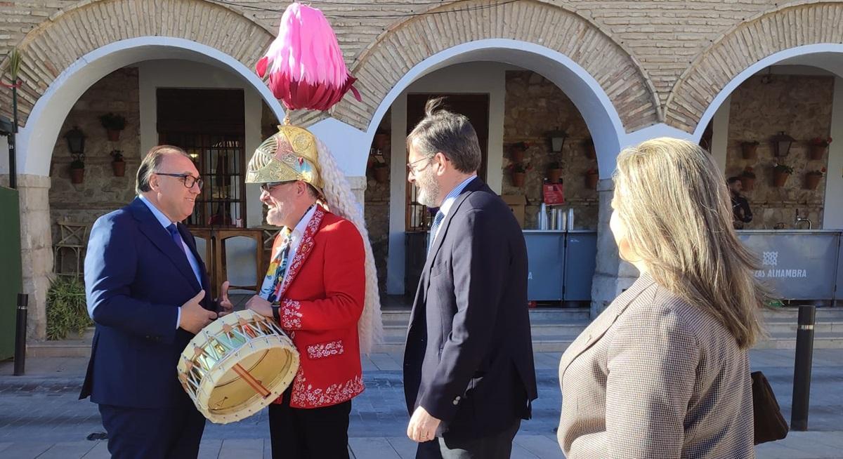 El consejero de Turismo junto a un judío coliblanco de Baena, durante su visita a la localidad este Miércoles Santo, observado por el delegado de la Junta en Córdoba y la alcaldesa de la localidad.