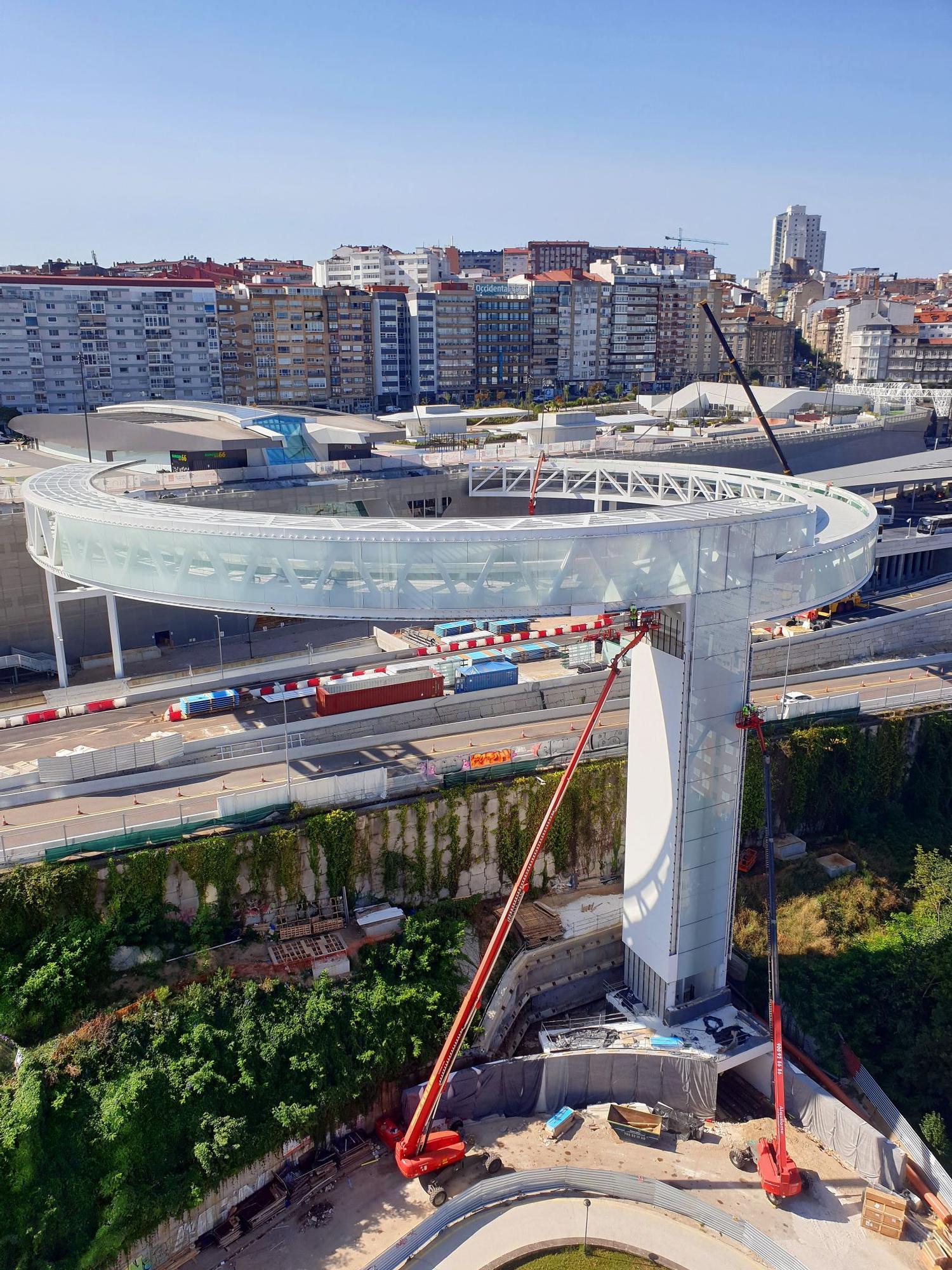 El anillo del ascensor HALO finaliza su izado y "aluniza" en la plaza de Vialia