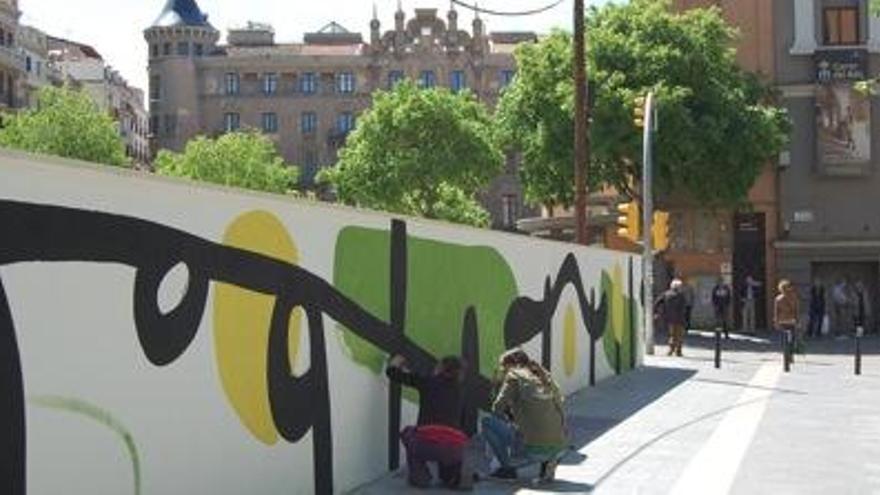 La manresana Susanna Ayala pinta el mur de Can Perdiu
