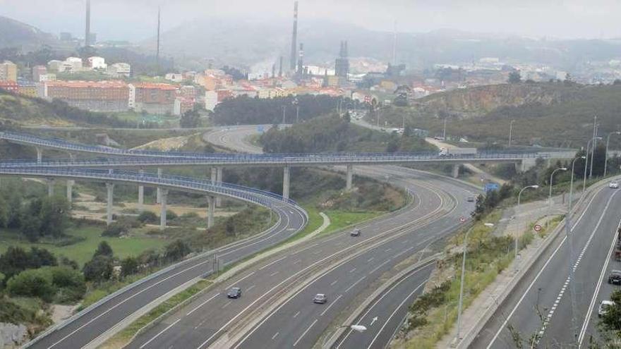 Vista de la autovía de acceso a Langosteira, la AG-55 y la carretera AC-552, que enlaza A Coruña con Arteixo.