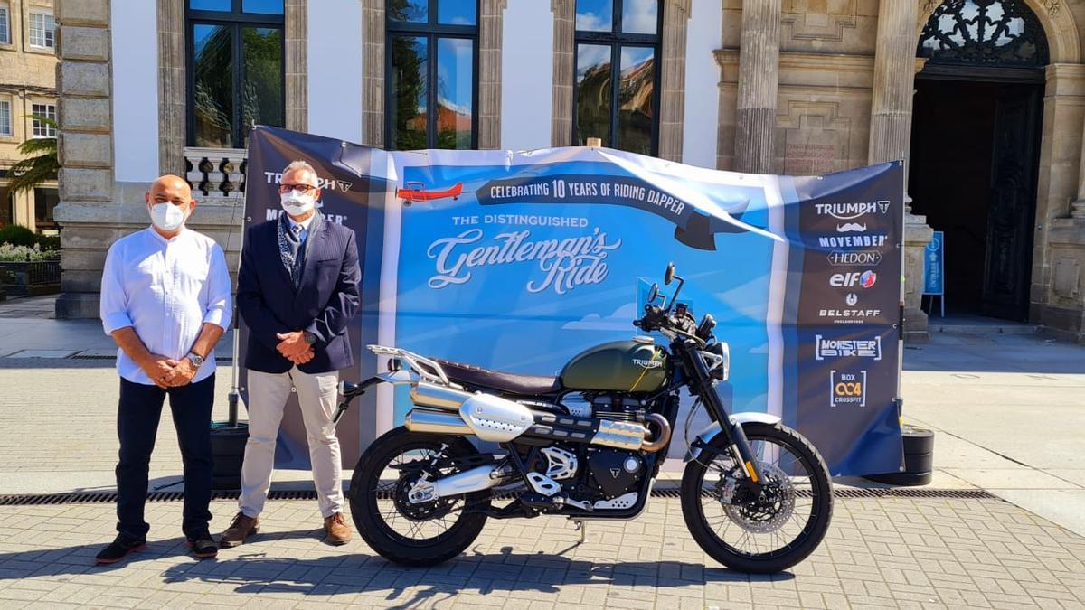 Tino Fernández y  Xavier Vandeneycken, junto a una de las motos participantes