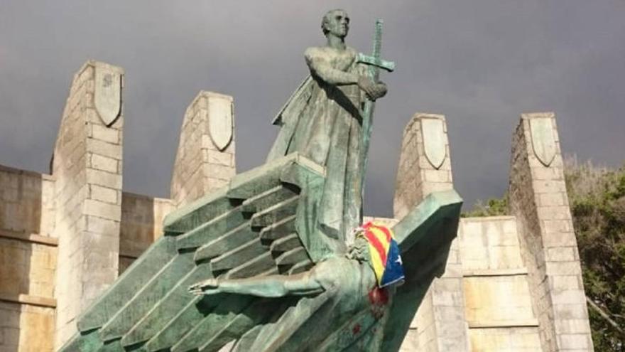 Monumento a Franco con la bandera independentista catalana.