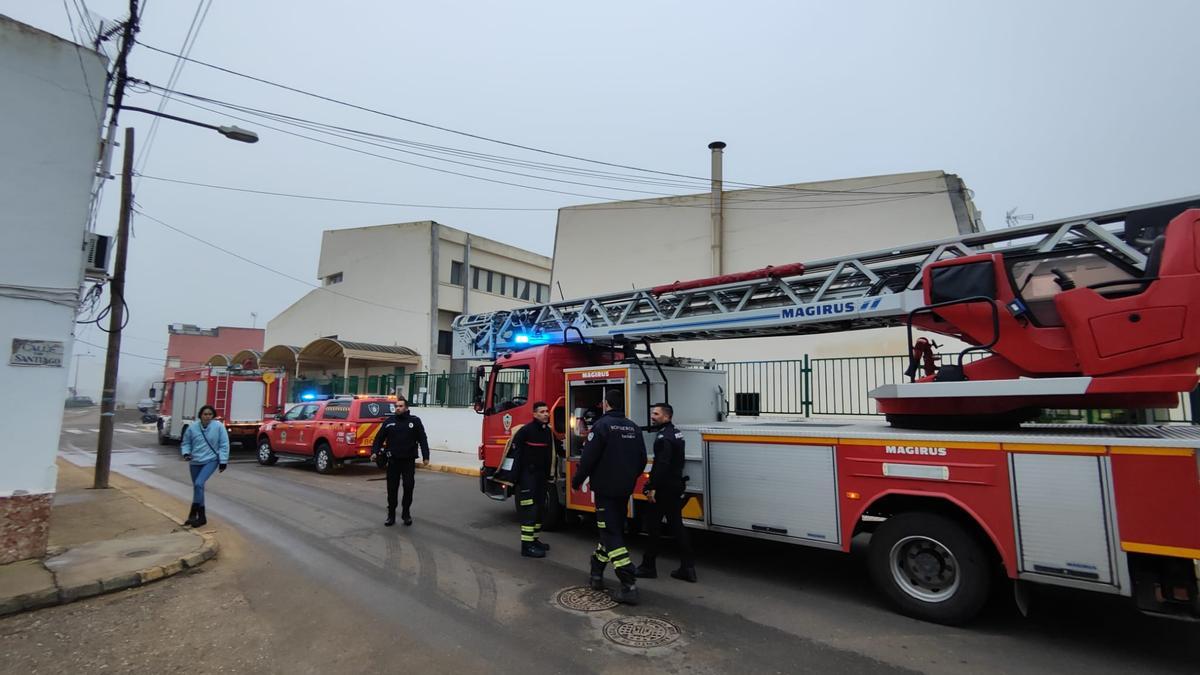 Los bomberos actúan en la vivienda del colegio Leopoldo Pastor Sito esta mañana.