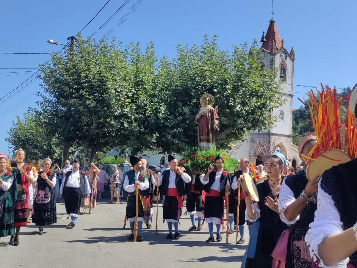 La procesión de San Antolín, ayer, en Naves.