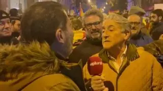 Hermann Tertsch se integra en la protesta radical contra la amnistía y trata de amedrentar a un periodista