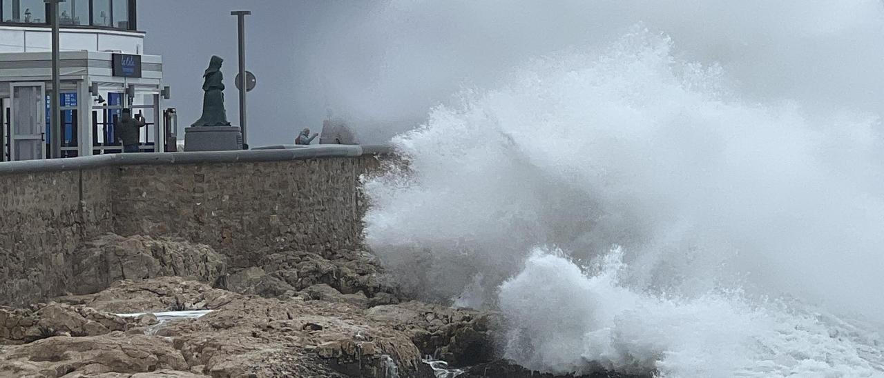 Un temporal de mar, a l'Escala.