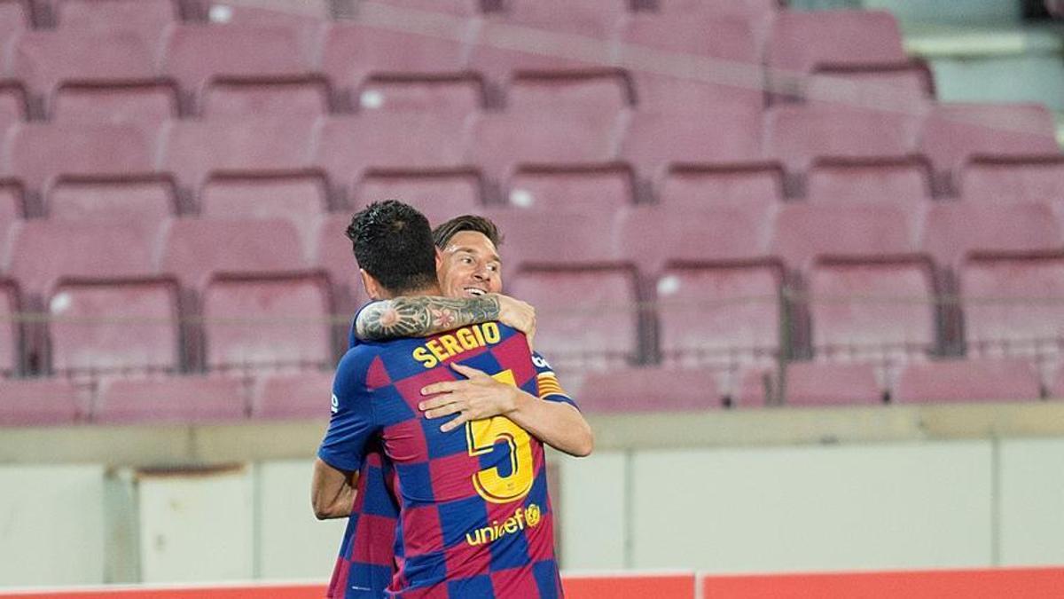 Messi y Busquets celebran un gol al Atlético en un Camp Nou vacío por la pandemia.
