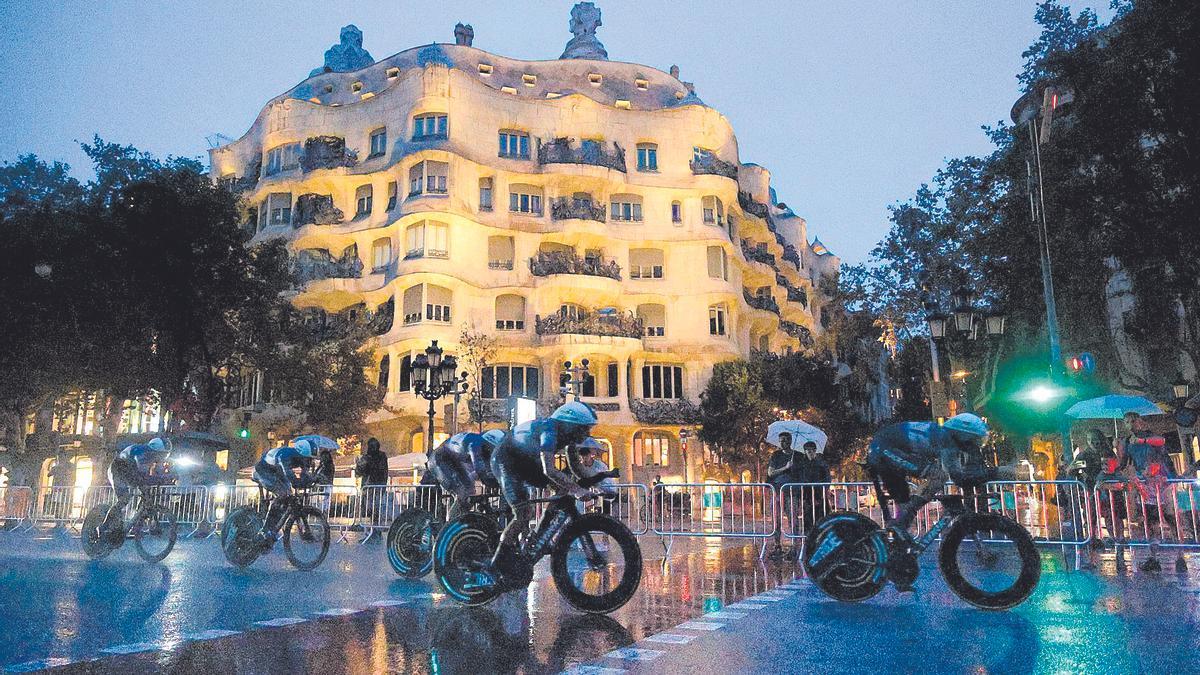 Paso de La Vuelta por el paseo de Gràcia sin el alumbrado encendido, durante la cotrarreloj del sábado en Barcelona