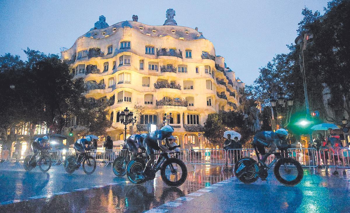 Paso de La Vuelta por el paseo de Gràcia sin el alumbrado encendido, durante la cotrarreloj del sábado en Barcelona