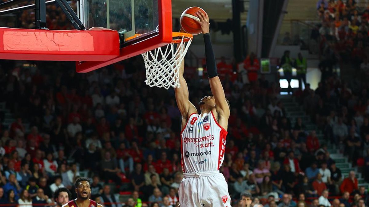 Kaodirichi Akobundu-Ehiogu amb la samarreta del Pallacanestro Varese