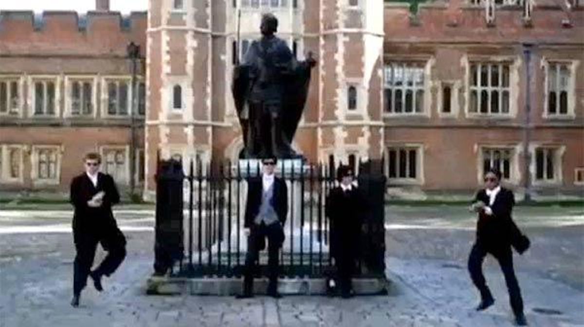 Els protagonistes d’’Eton style’ ironitzen sobre el suposat prestigi del centre i sobre l’elit social a què pertanyen