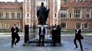 Els protagonistes d’’Eton style’ ironitzen sobre el suposat prestigi del centre i sobre l’elit social a què pertanyen