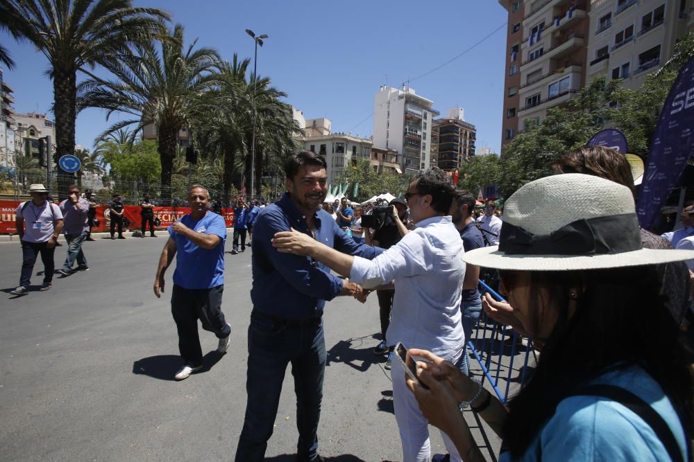 La mascletà de la pirotecnia valenciana Fuegos Artificiales del Mediterráneo hace retumbar la emblemática plaza con un disparo compacto con un potente final terrestre y aéreo