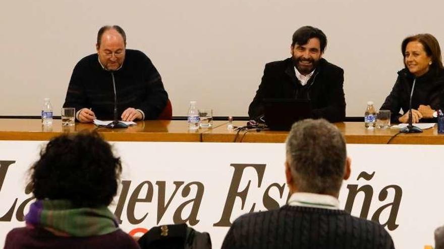 Por la izquierda, Luis Miguel Piñera, Rogelio Ruiz y Pilar González Cabezudo, durante la conferencia en el Club LA NUEVA ESPAÑA de Gijón.