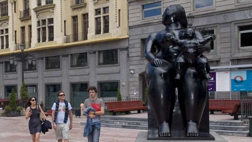 A la izquierda, la pieza robada este fin de semana en París. Sobre estas líneas, &quot;La Maternidad&quot; de la plaza de la Escandalera.