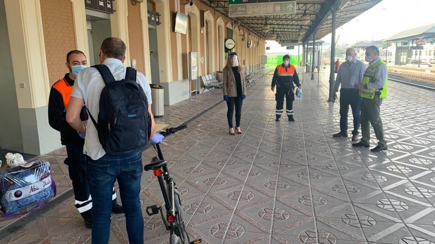 Reparten más de 24.000 mascarillas a usuarios de transporte público en Murcia