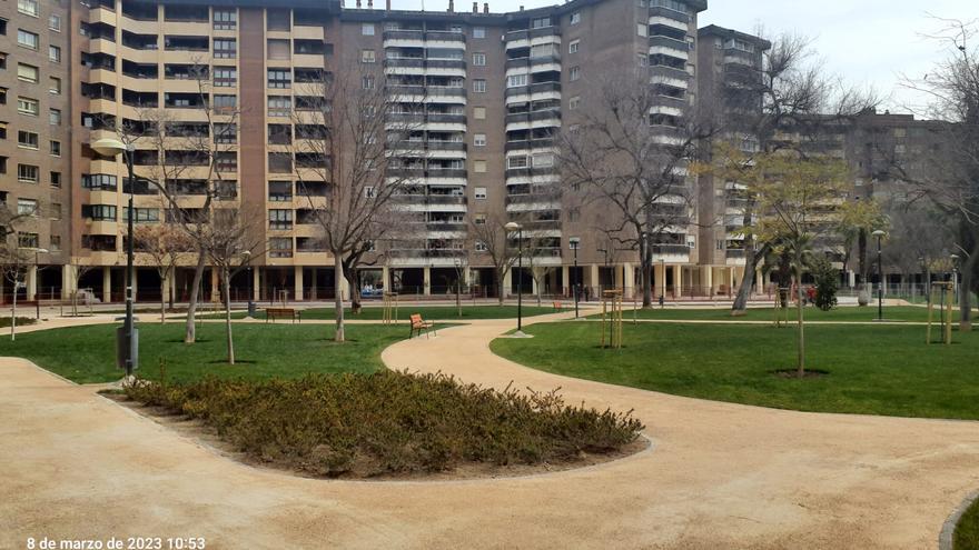 El parque Miraflores de Zaragoza ya luce renovado y con cuatro zonas de esparcimiento para perros