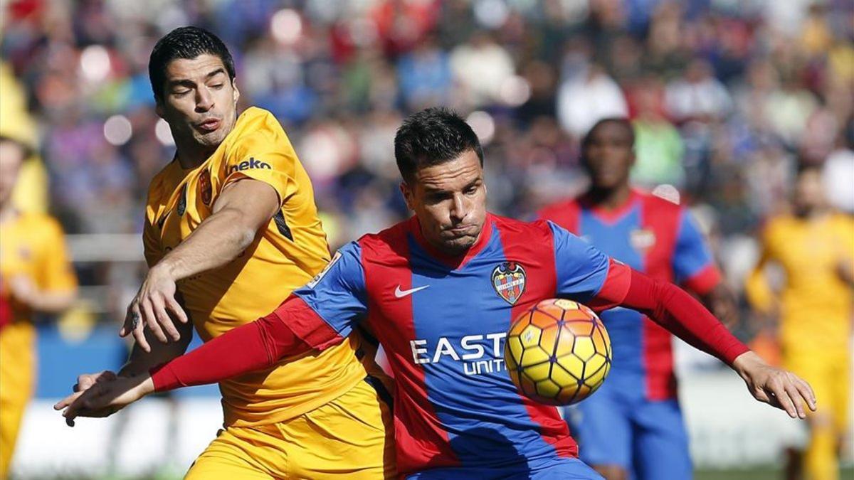 Toño pugna por el balón