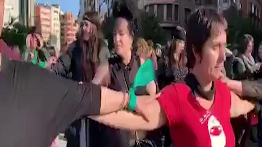 "Un violador en tu camino", el popular himno feminista, resuena en asturiano en Gijón