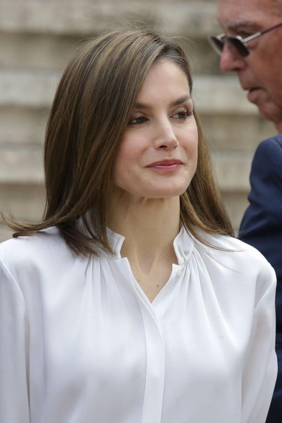 El look de Letizia Ortiz con camisa blanca y falda de cuero