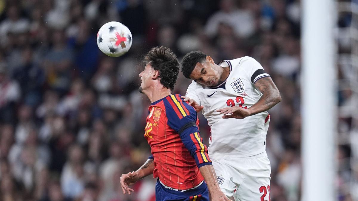 Pubill y Quansah disputan un balón aéreo en el pasado Inglaterra - España de la Nations.