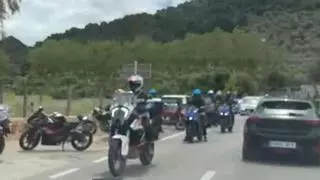 Grupos de motoristas toman la carretera de Valldemosa a Deià y los conductores denuncian maniobras peligrosas