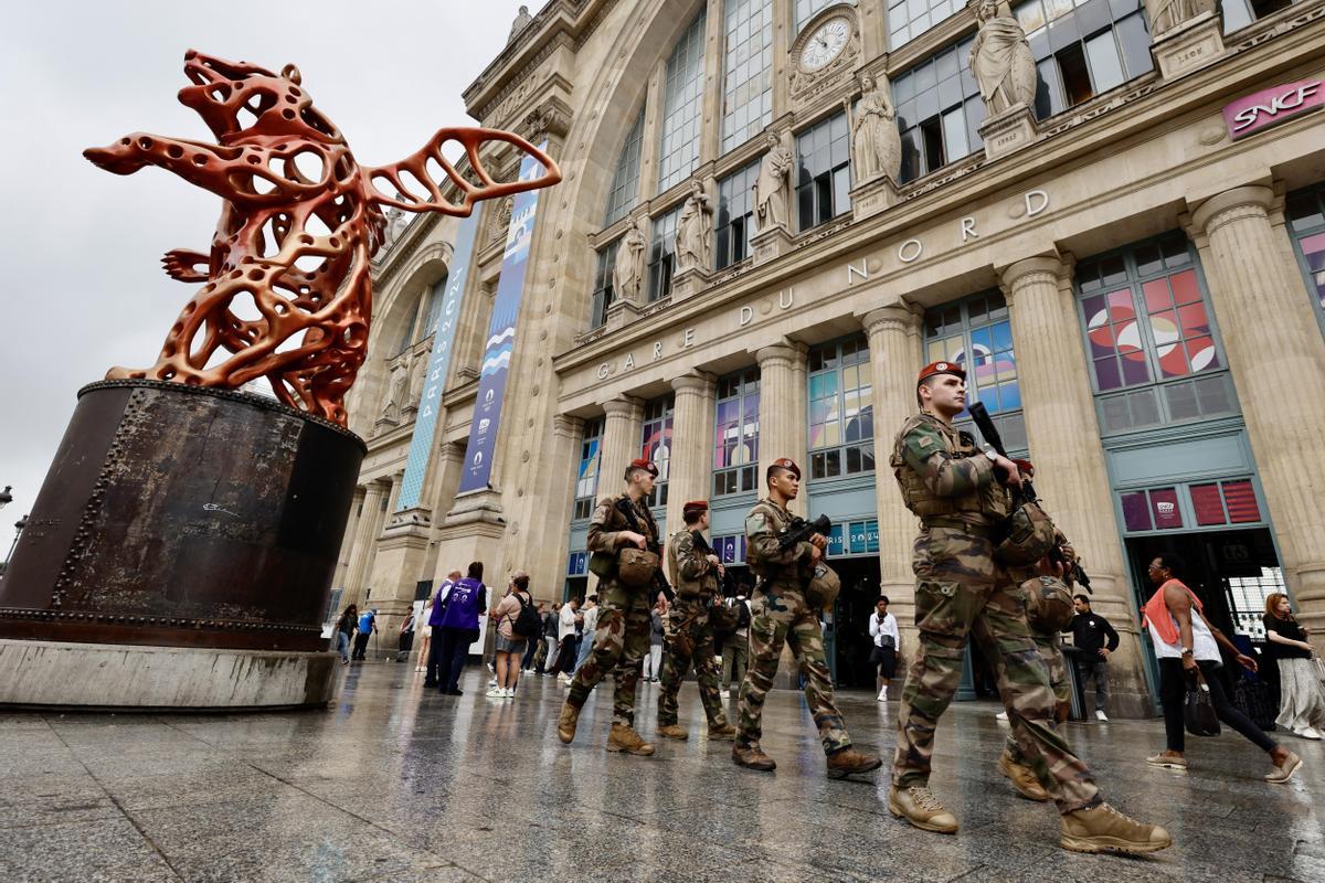 Paris (France), 26/07/2024.- French military personnel patrol outside Gare du Nord station in Paris, France, 26 July 2024. Frances high speed rail network TGV was severely disrupted on 26 July following a massive attack, according to train operator SNCF, just hours before the opening ceremony of the Paris 2024 Olympic games. French Transport Minister Patrice Vergriete condemned these criminal actions saying that they would seriously disrupt traffic until this weekend. Around 800,000 passengers are expected to be affected over the weekend. (Francia) EFE/EPA/RITCHIE B. TONGO