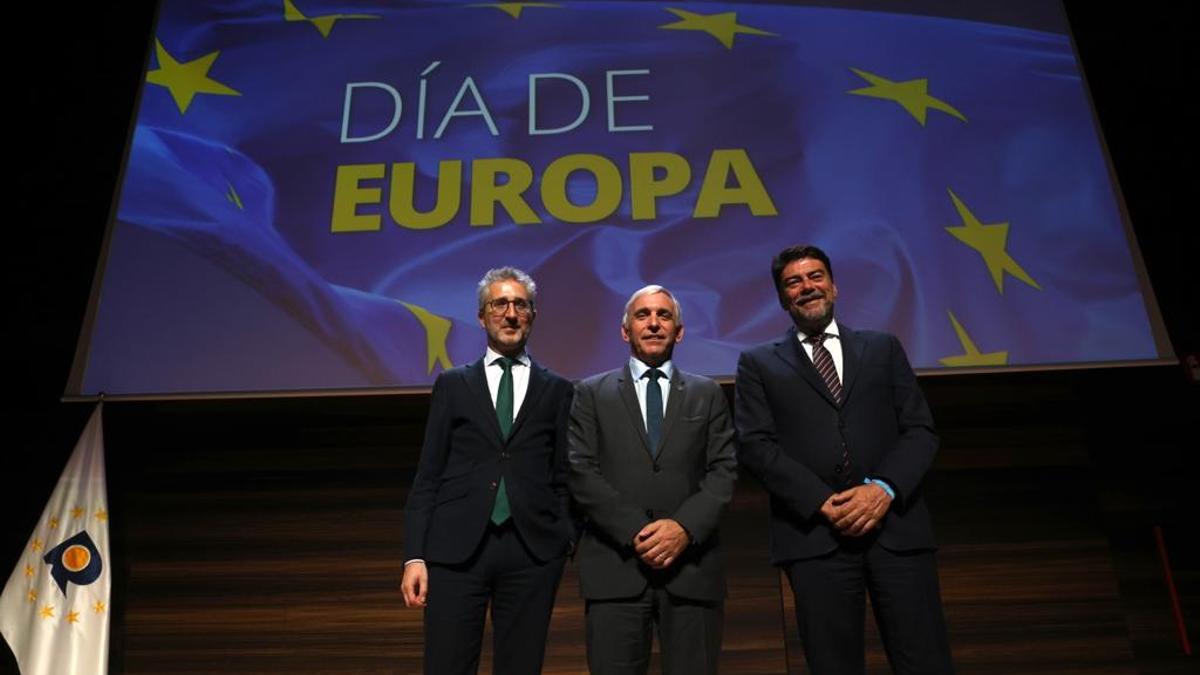 El conseller Arcadi España; el director ejecutivo de la EUIPO, Christian Archambeau; y el alcalde de Alicante, Luis Barcala, este lunes.