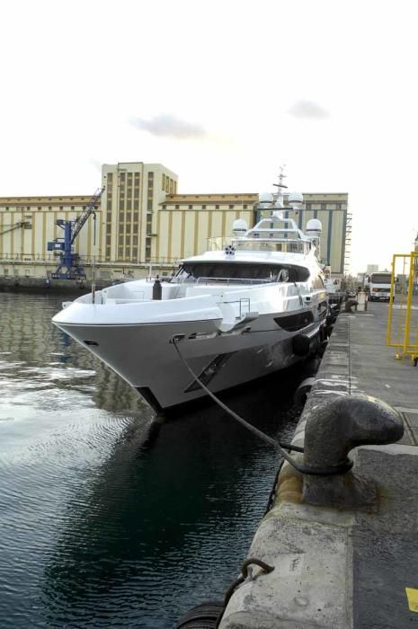 Yate de lujo atracado en el Muelle de Rivera