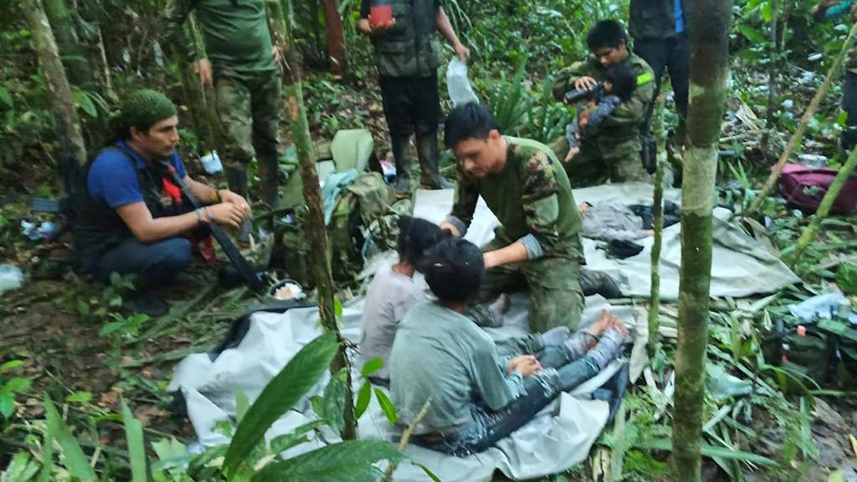 Soldados del Ejército colombiano atienden a los menores hallados en la selva tras 40 días perdidos.