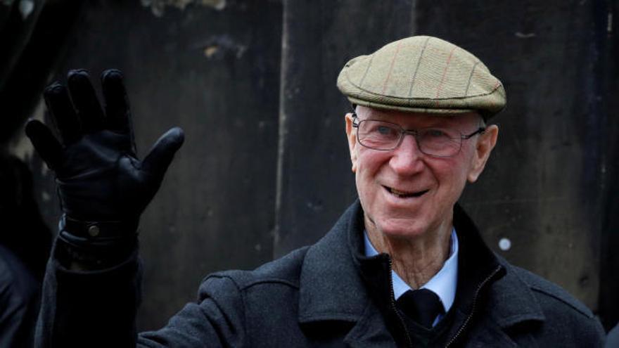 Los fans rinden tributo al ex futbolista inglés Jack Charlton, ganador del Mundial de 1966