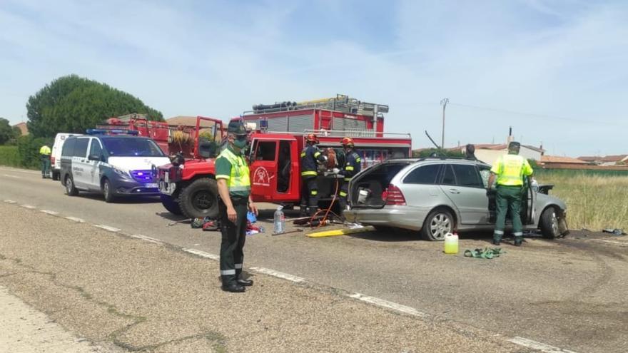 Dos heridos graves tras una colisión entre dos turismos en San Cristóbal de Entreviñas.