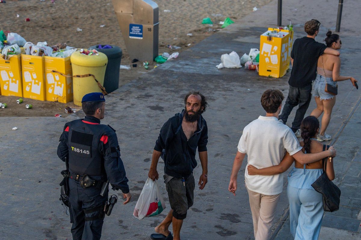 Limpieza de las playas de Barcelona tras la verbena de Sant Joan 2025