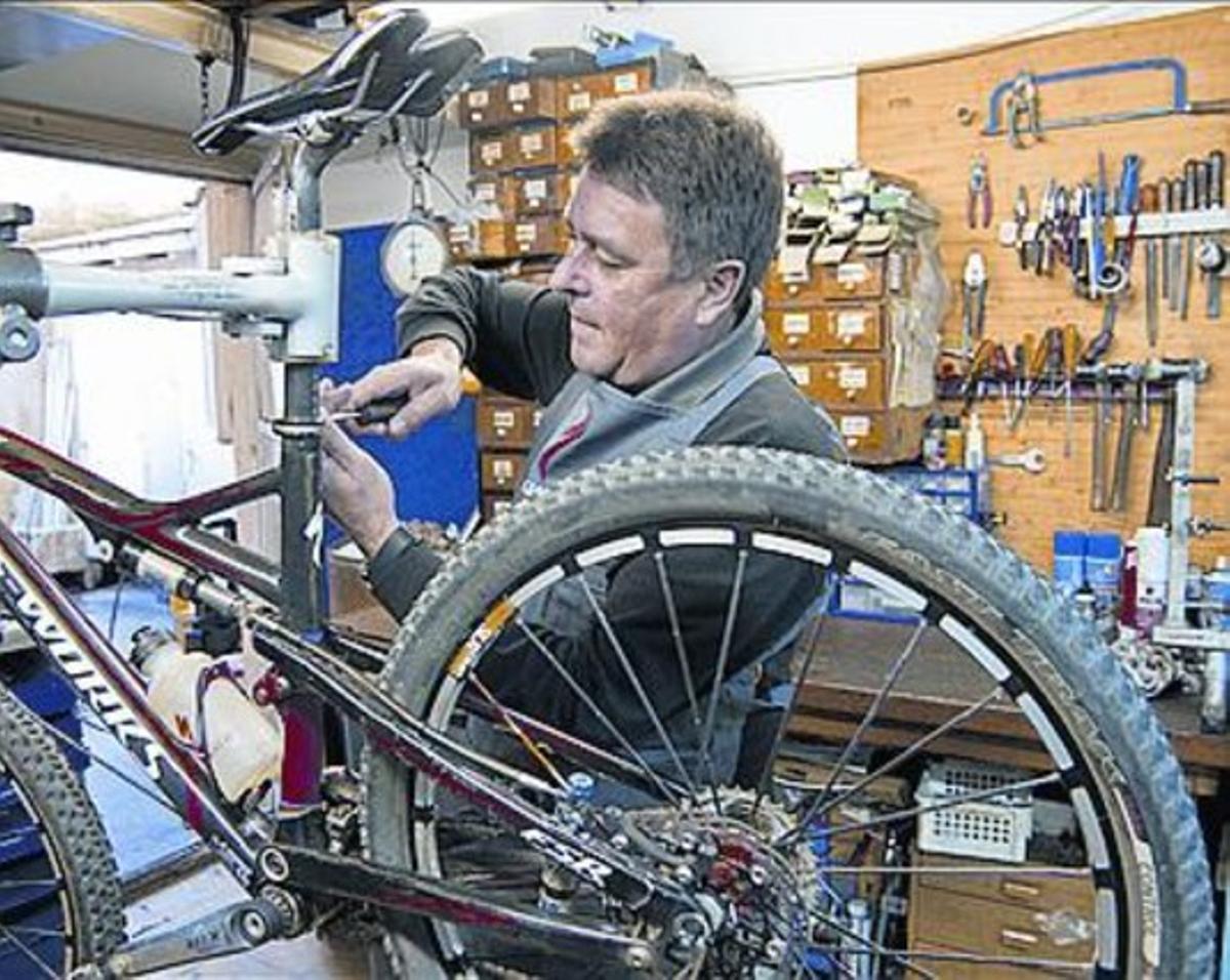 Mans <b>reparadores</b> Utilitat i bellesa Avaries lleus En extinció Posades a punt Lampista de barri Taló i puntera Línia blanca Retocs quotidians Modista creativa Més de 30 anys_MEDIA_7