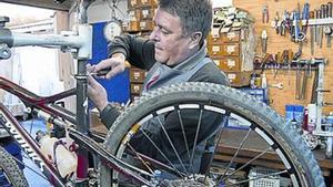 Mans <b>reparadores</b> Utilitat i bellesa Avaries lleus En extinció Posades a punt Lampista de barri Taló i puntera Línia blanca Retocs quotidians Modista creativa Més de 30 anys_MEDIA_7