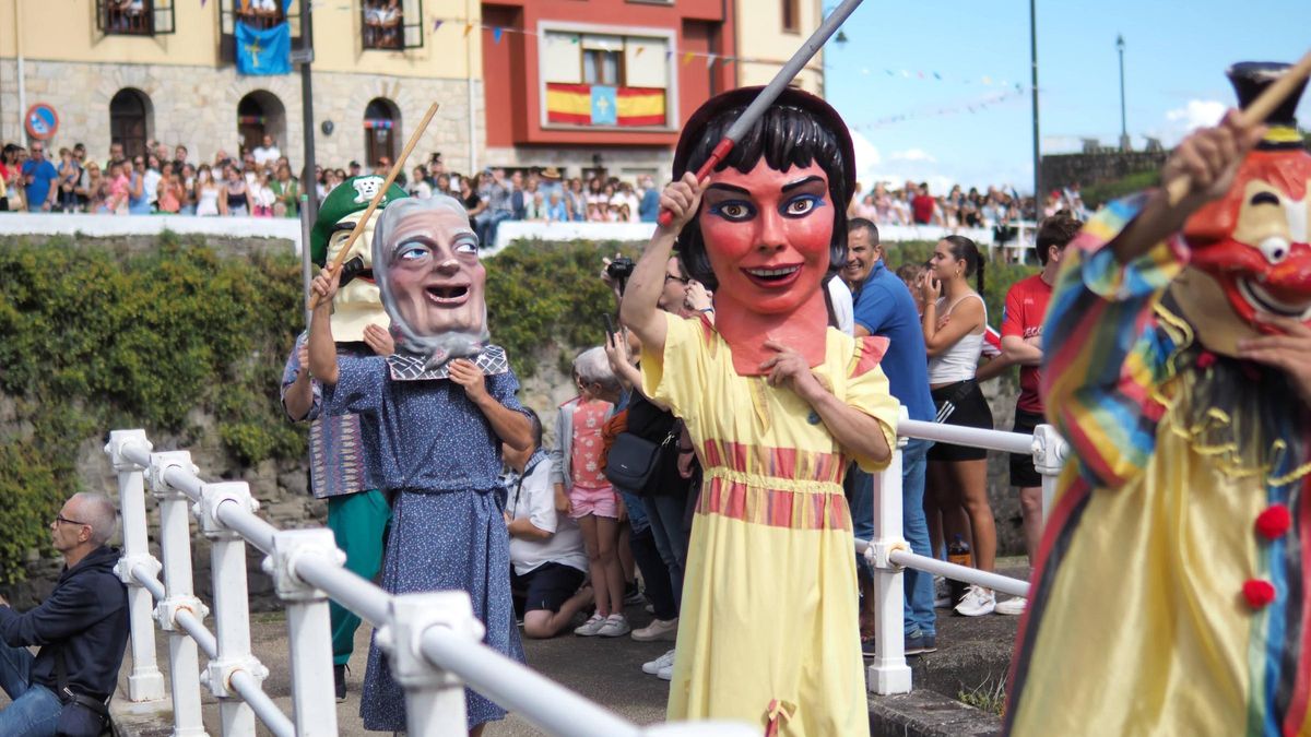 Cabezudos durante las fiestas de Puerto de Vega, uno de los rincones más turísticos de Navia.