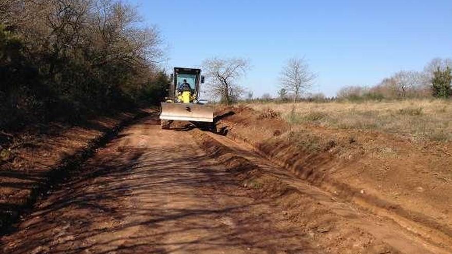 El alcalde de Silleda comprueba los daños en una pista en Parada.