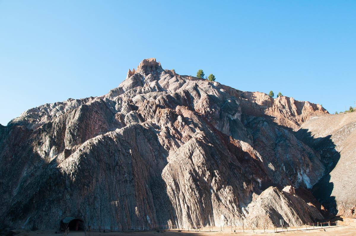 La peculiar montaña que crece en Cataluña y que se puede visitar a través de galerías subterráneas