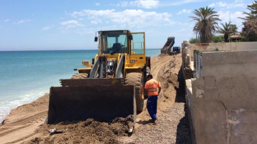 Seis mil metros cúbicos de arena para recuperar la playa perdida de Dénia