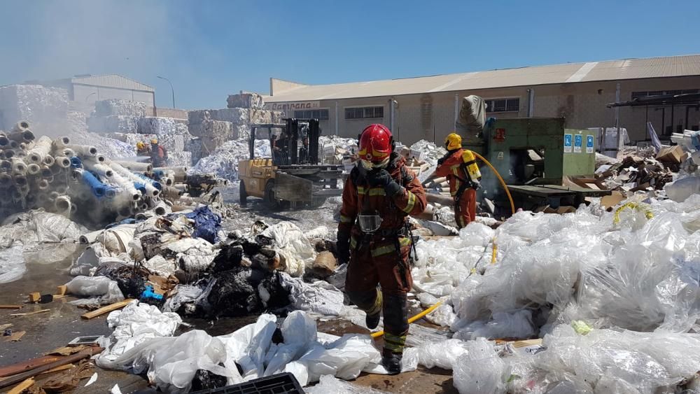 Los bomberos trabajan en la extinción del incendio de Fuente del Jarro.