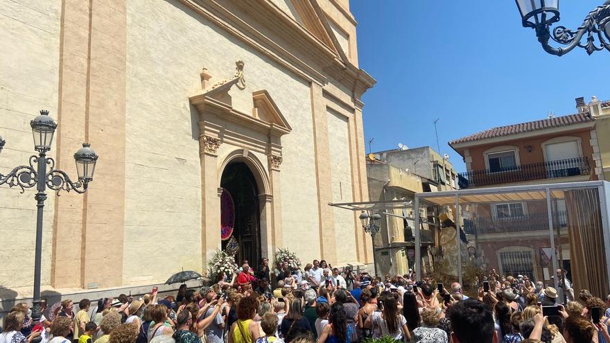 La imagen peregrina de la Virgen de los Desamparados visita Riba-roja tras la dana