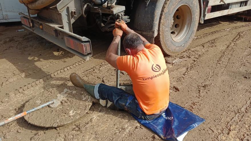 Empreses de sanejament de la Marina Alta netegen els claveguerams de la zona zero de la DANA