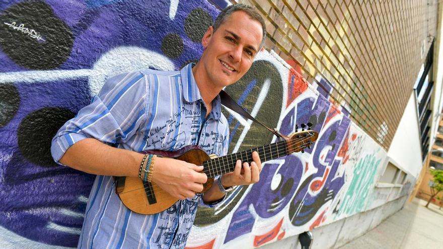 El timplista Germán López y los guitarristas Nono García y Antonio Toledo ponen música a las ruinas libanesas de Baalbek