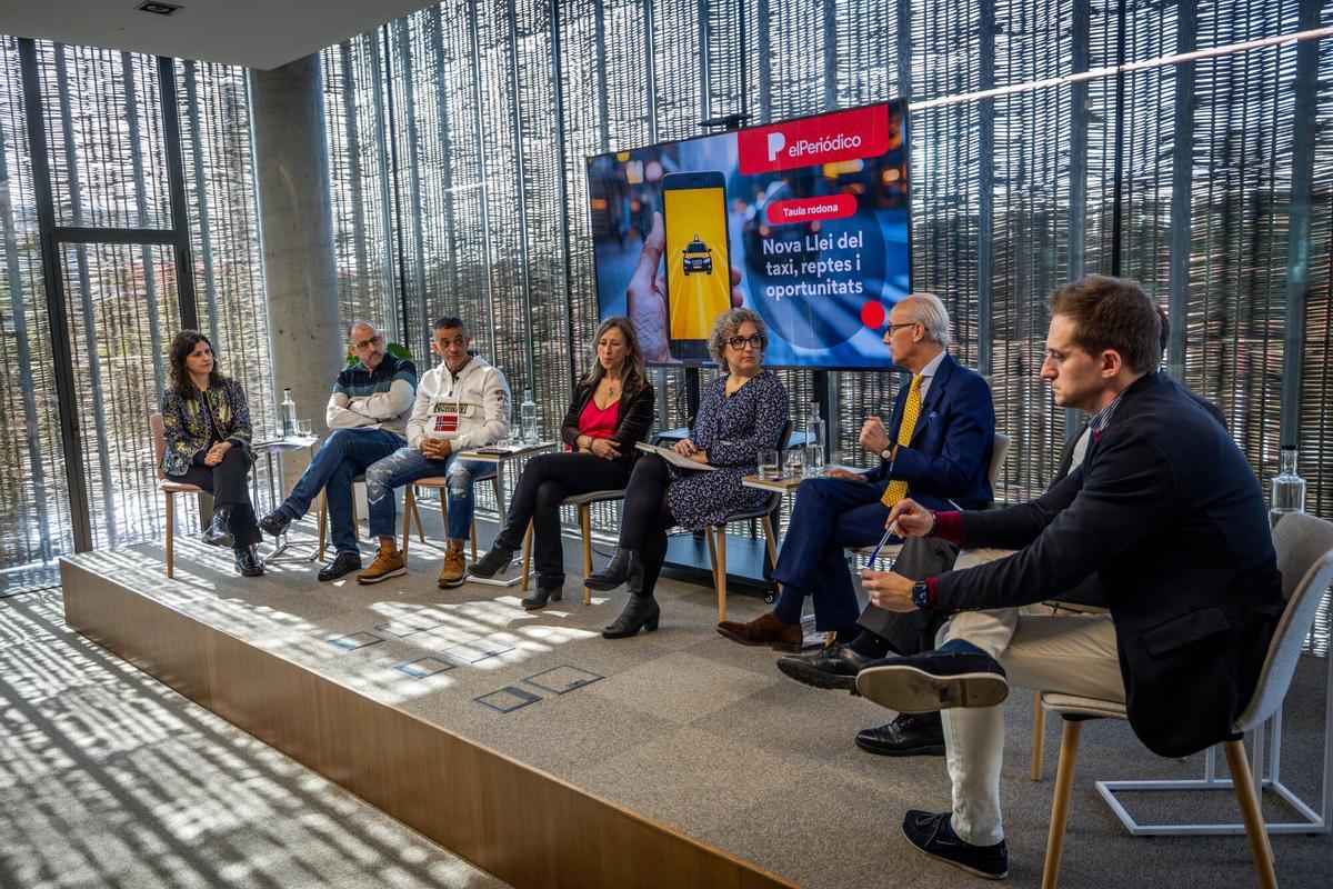 La mesa redonda del debate,  compuesta por (de izquierda a derecha) :  Mohammed Yasser Boubekri, miembro del sindicato SLT; Tito Álvarez ,portavoz de Élite Taxi; Susi López, directora general de Transports i Mobilitat de la Generalitat de Catalunya; Lídia Torres, directora de Serveis de Mobilitat del Ayuntamiento de Barcelona; Jose Manuel Berzal, presidente de Unauto; Joan Blancafort, portavoz de 'Mou-te per Barcelona';  y Juan Luis Fernández, responsable de Polítiques Públiques de la empresa Bolt