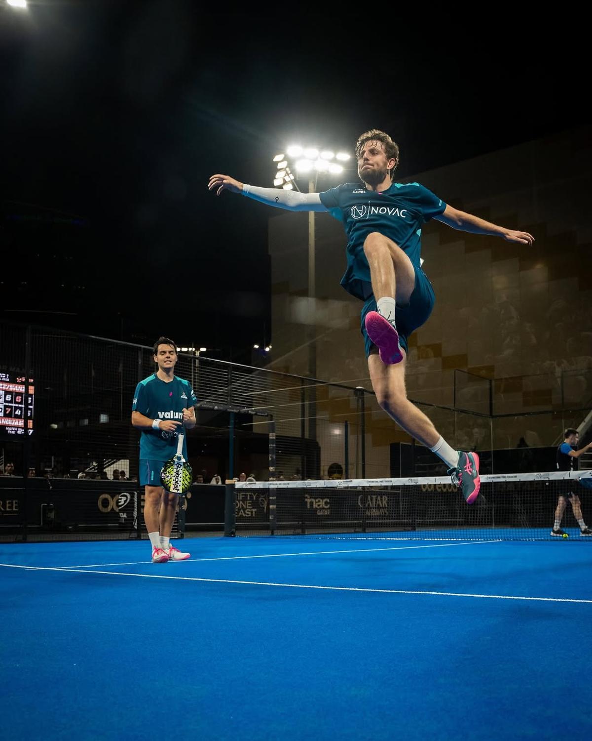 Mike Yanguas celebrando un triunfo en la pista